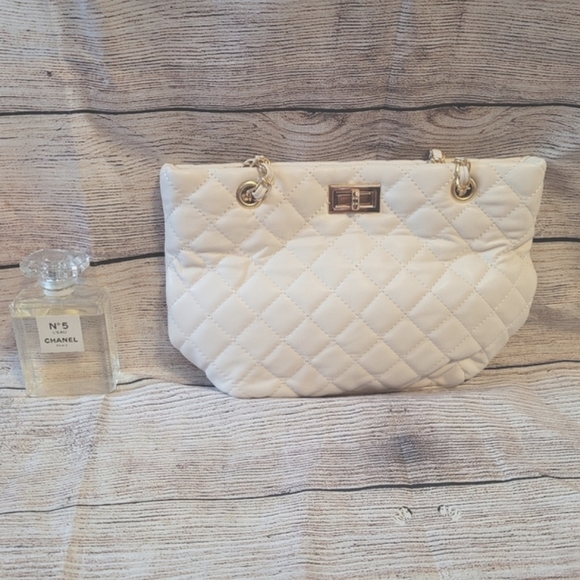 ✨️ White Quilted Vegan leather small tote✨️ - Picture 7 of 12